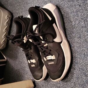 Youth 6 basketball shoes like new